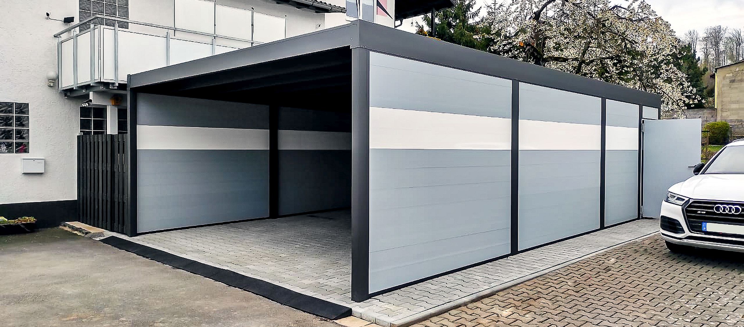 Flachdachcarport C600+ in Anthrazit mit Seitenwand in Silbergrau und Weiß mit Geräteraum web